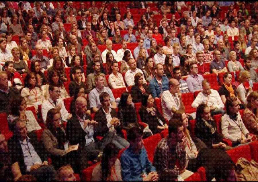 audience stretched